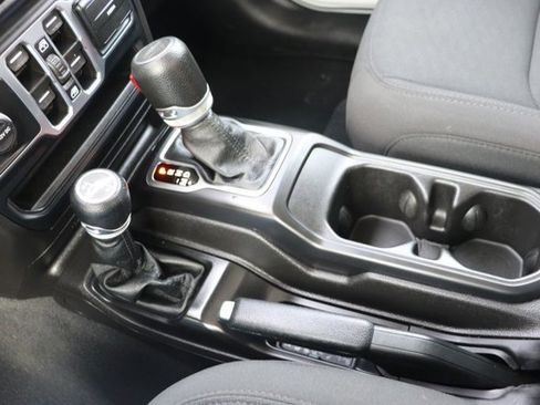 Used 2023 Jeep Gladiator Willys image 16