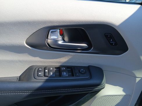 Used 2023 Chrysler Pacifica Touring-L FWD image 10