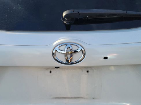 Used 2018 Toyota Highlander LE image 25