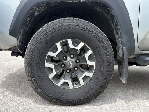 Used 2022 Toyota Tacoma TRD Off-Road AWD/4WD image 10