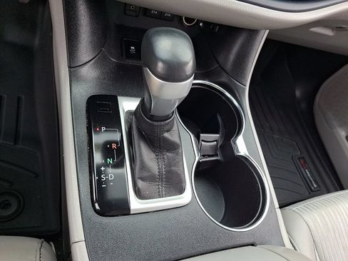 Used 2017 Toyota Highlander Plus AWD/4WD image 16