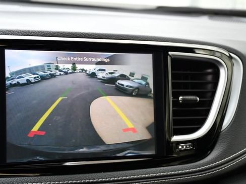 Used 2026 Chrysler Pacifica Limited w/ S Appearance Package FWD image 4