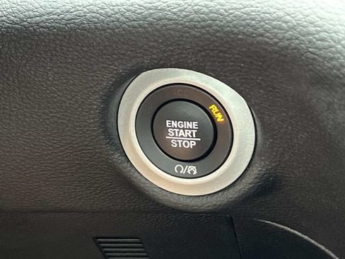 Used 2025 Chrysler Pacifica Limited FWD image 33