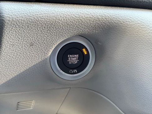 Used 2023 Chrysler Pacifica Limited FWD image 5