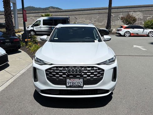 Used 2025 Audi Q5 Premium w/ Premium Plus AWD/4WD image 3