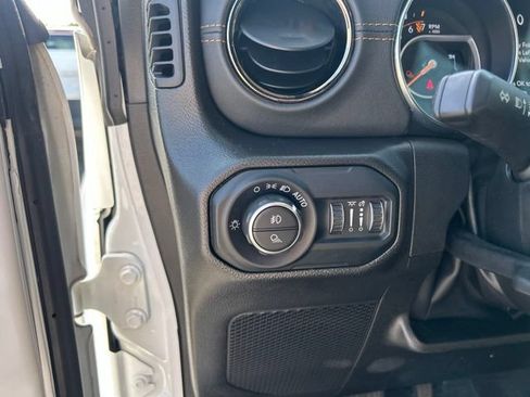 Used 2022 Jeep Gladiator Overland AWD/4WD image 16