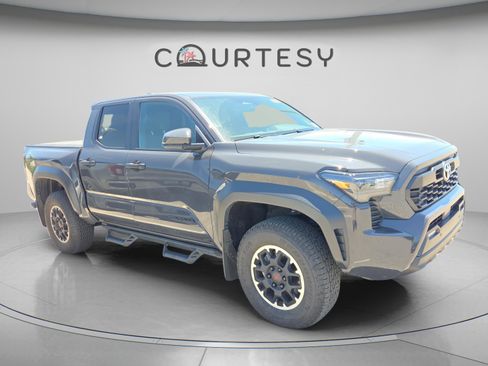 Used 2024 Toyota Tacoma TRD Off-Road w/ TRD Off Road Upgrade Package image 3