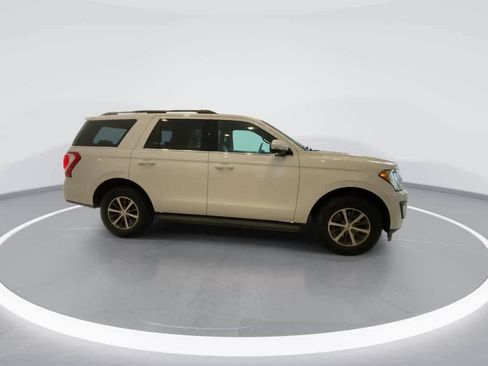 Used 2019 Ford Expedition XLT w/ Equipment Group 201A AWD/4WD image 9