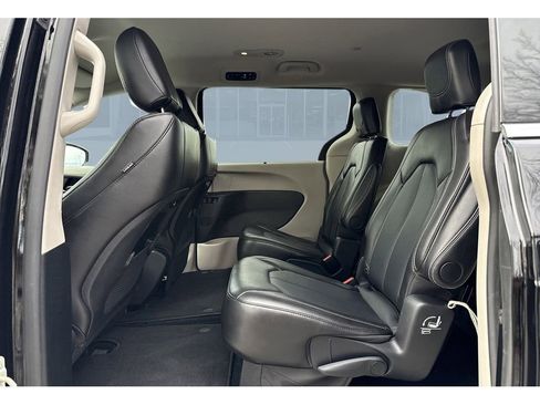 Used 2024 Chrysler Pacifica Touring-L image 21