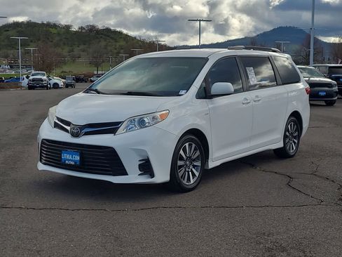Used 2020 Toyota Sienna LE image 1
