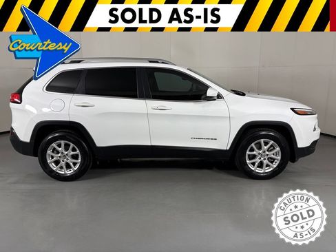 Used 2018 Jeep Cherokee Latitude Plus w/ Comfort/Convenience Group FWD image 9