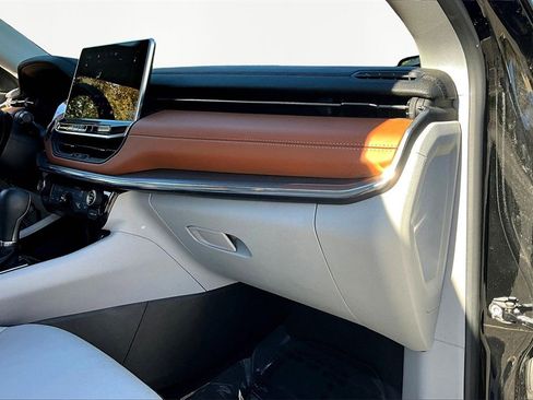 Used 2022 Jeep Compass Limited image 17