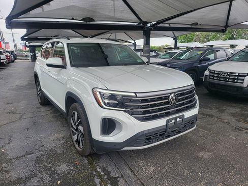 Used 2025 Volkswagen Atlas SE AWD/4WD image 2