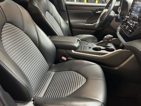 Used 2022 Toyota Highlander XSE FWD image 35