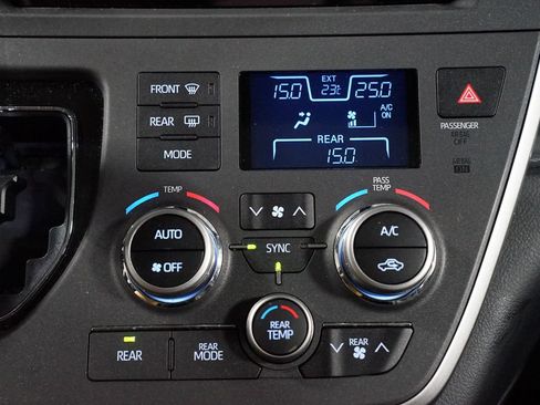 Certified 2020 Toyota Sienna SE FWD image 19