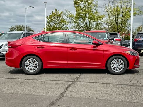 Used 2017 Hyundai Elantra SE FWD image 3