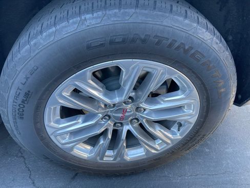 Used 2024 GMC Yukon XL SLT w/ SLT Luxury Package AWD/4WD image 3