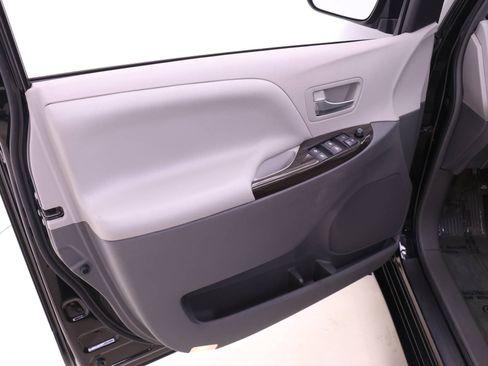 Used 2016 Toyota Sienna XLE image 8