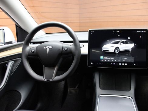 Used 2023 Tesla Model Y 2WD image 25