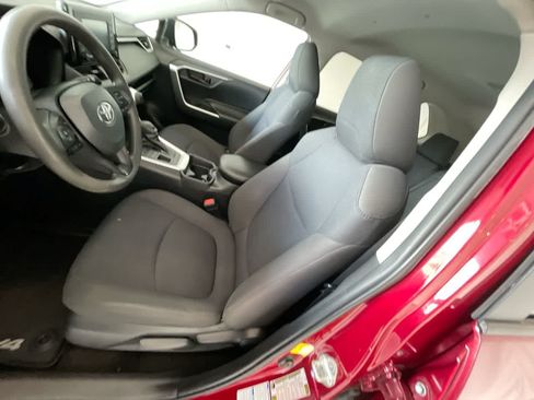 Used 2019 Toyota RAV4 LE AWD/4WD image 11