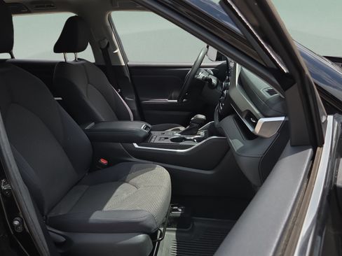 Used 2022 Toyota Highlander L FWD image 16