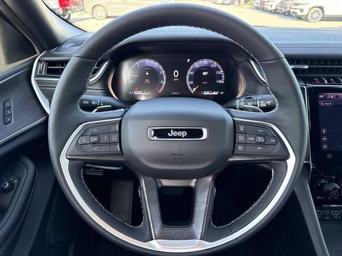 Used 2025 Jeep Grand Cherokee Limited w/ Luxury Tech Group II AWD/4WD image 15