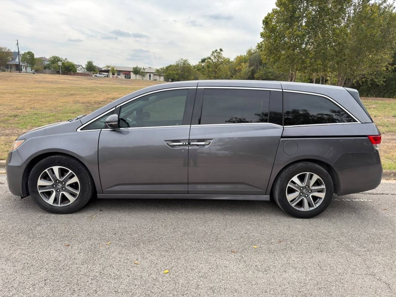 Used 2015 Honda Odyssey Touring image 1