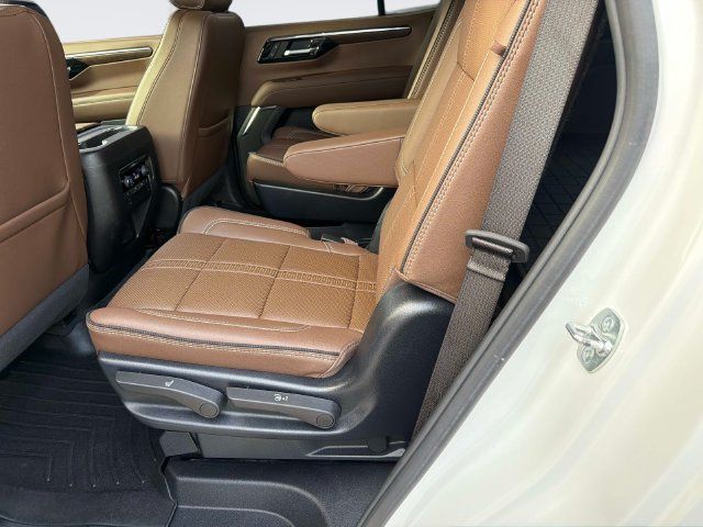 Used 2025 Chevrolet Tahoe High Country AWD/4WD image 14