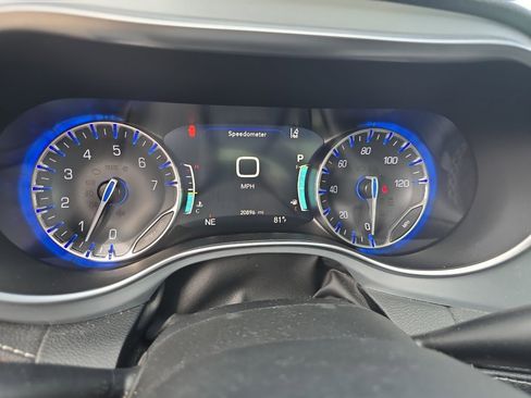 Used 2025 Chrysler Pacifica Limited FWD image 16