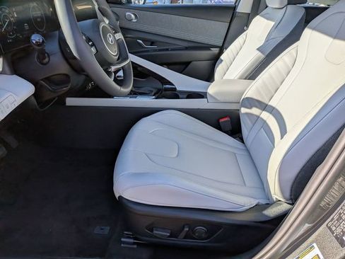 Used 2025 Hyundai Elantra Limited FWD image 11