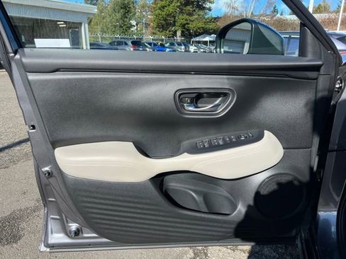 Used 2023 Honda HR-V LX image 17