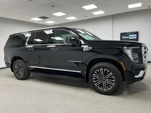 Used 2025 GMC Yukon XL Elevation w/ Elevation Premium Package AWD/4WD image 12