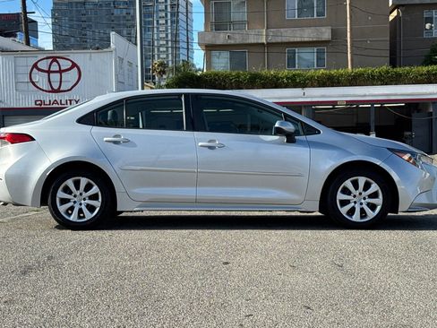 Used 2020 Toyota Corolla LE FWD image 3