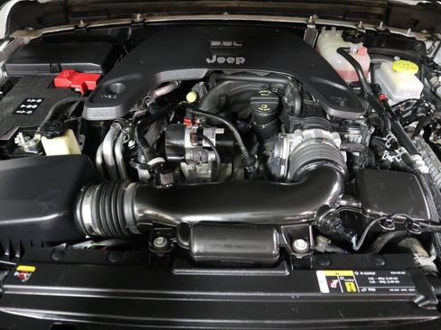 Used 2021 Jeep Wrangler Unlimited Sahara AWD/4WD image 14