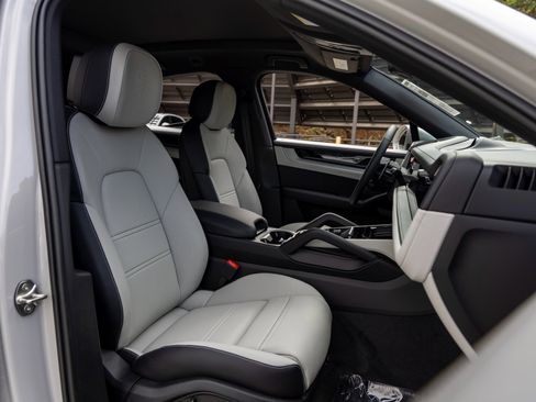 New 2025 Porsche Cayenne Coupe image 48