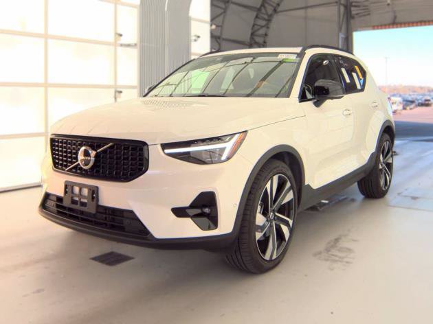 Certified 2026 Volvo XC40 B5 Plus AWD/4WD image 2