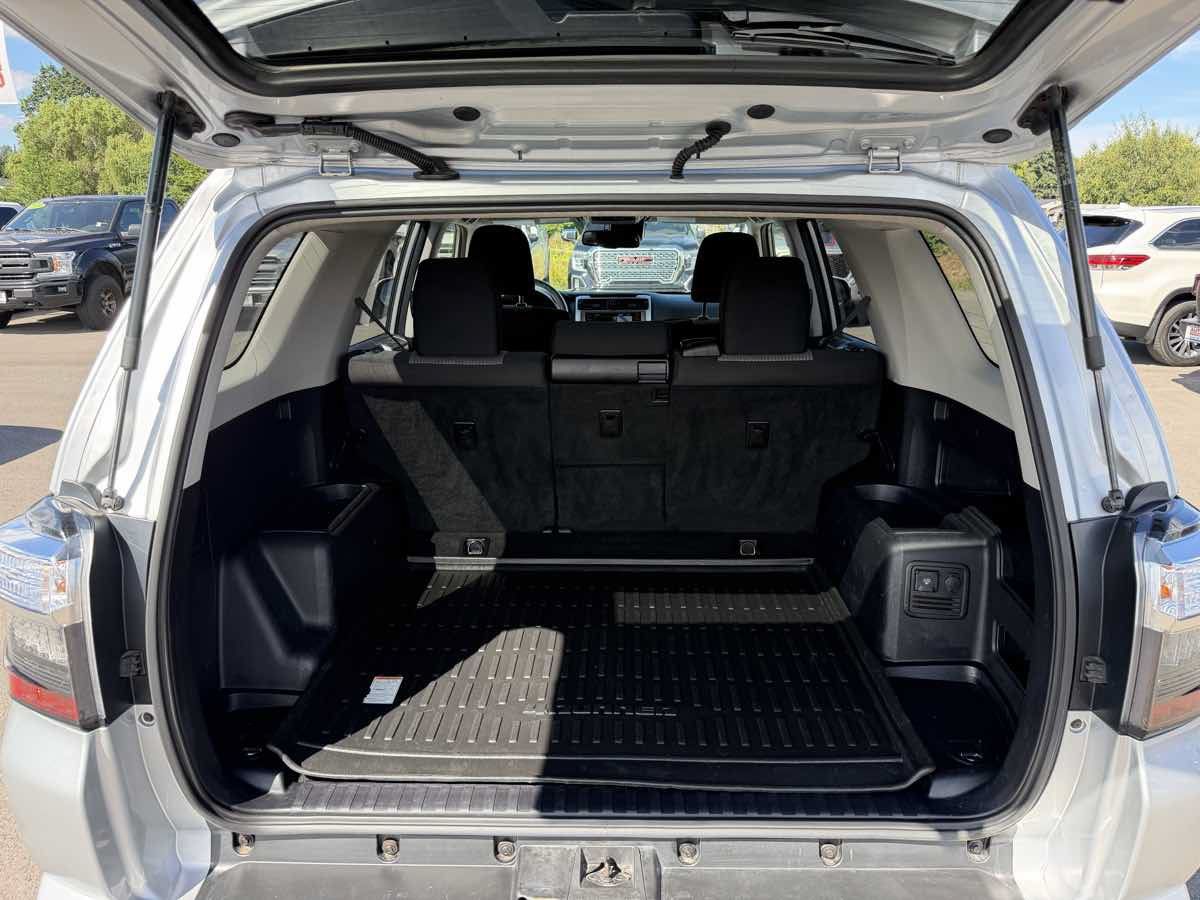 Used 2020 Toyota 4Runner SR5 AWD/4WD image 22