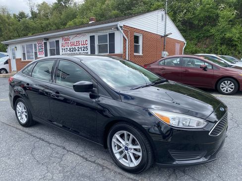 Used 2018 Ford Focus SE FWD image 3