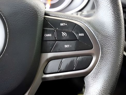 Used 2021 Jeep Cherokee Latitude FWD image 24