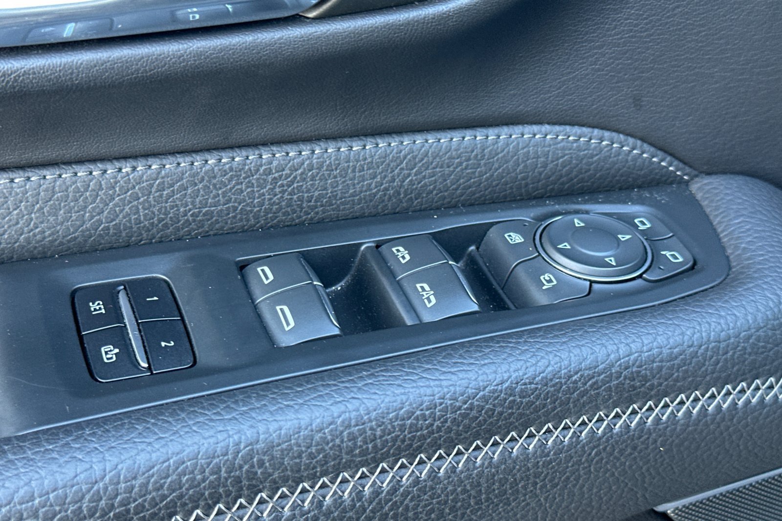 Used 2021 GMC Yukon Denali AWD/4WD image 12