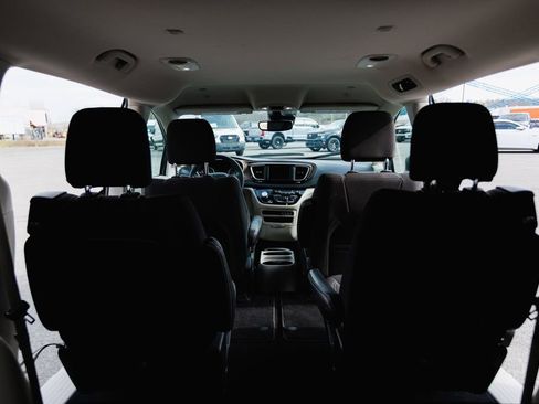 Used 2023 Chrysler Voyager LX FWD image 7
