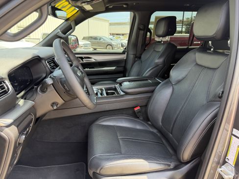 Used 2023 Jeep Wagoneer Series II RWD image 29