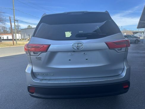 Used 2017 Toyota Highlander LE image 4