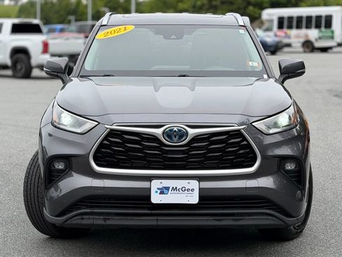 Used 2021 Toyota Highlander XLE AWD/4WD image 2