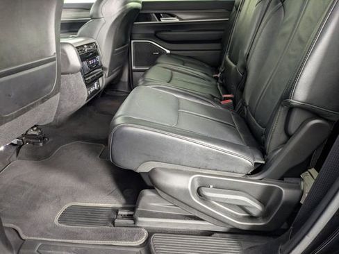 Certified 2024 Jeep Wagoneer L Series II w/ Flexible Seating Group image 27