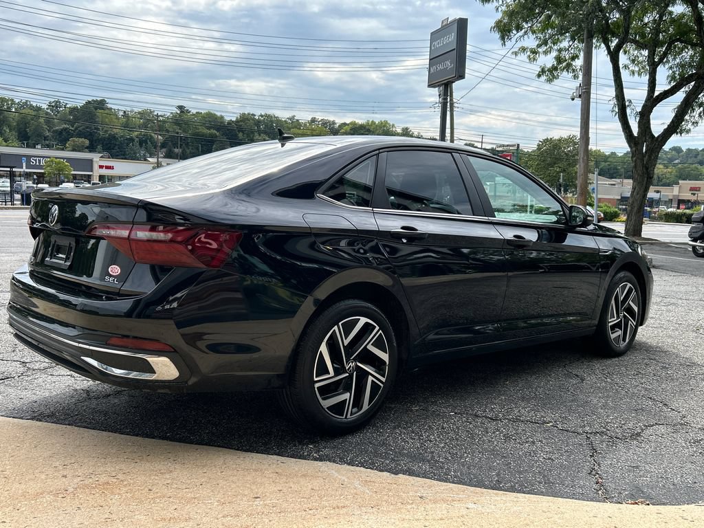 Used 2024 Volkswagen Jetta SEL FWD image 2