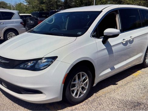 Used 2022 Chrysler Voyager LX FWD image 5
