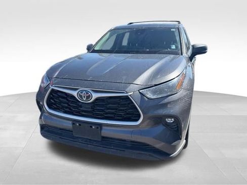 Used 2023 Toyota Highlander LE AWD/4WD image 4