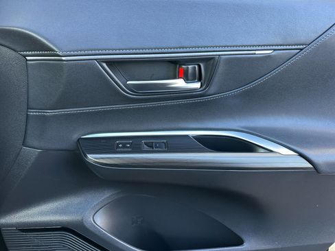 Used 2023 Toyota Venza Nightshade image 19