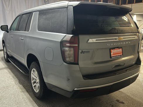 Used 2023 Chevrolet Suburban LT image 4